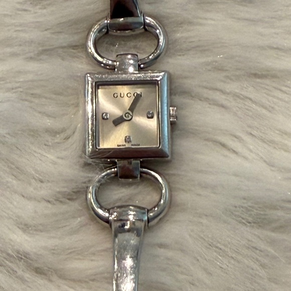 Gucci Tornabuoni 120 White Sunburst Dial with 3 Diamonds - Picture 2 of 8